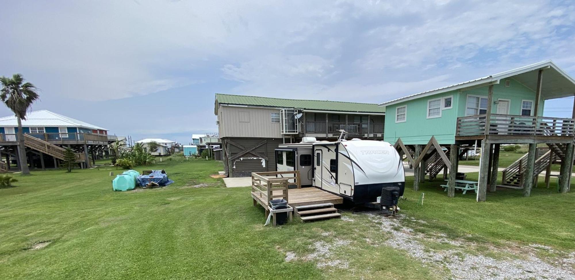 Blue Dolphin Inn And Cottages Grand Isle Exterior photo