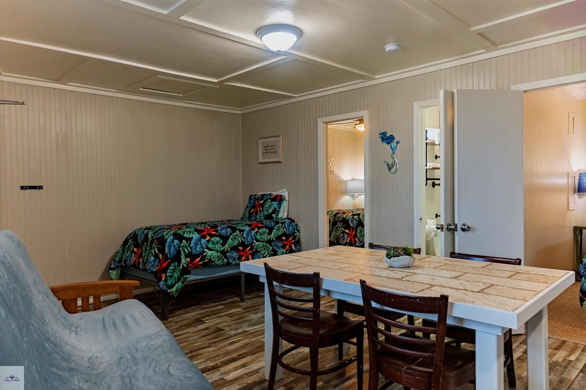 Blue Dolphin Inn And Cottages Grand Isle Exterior photo