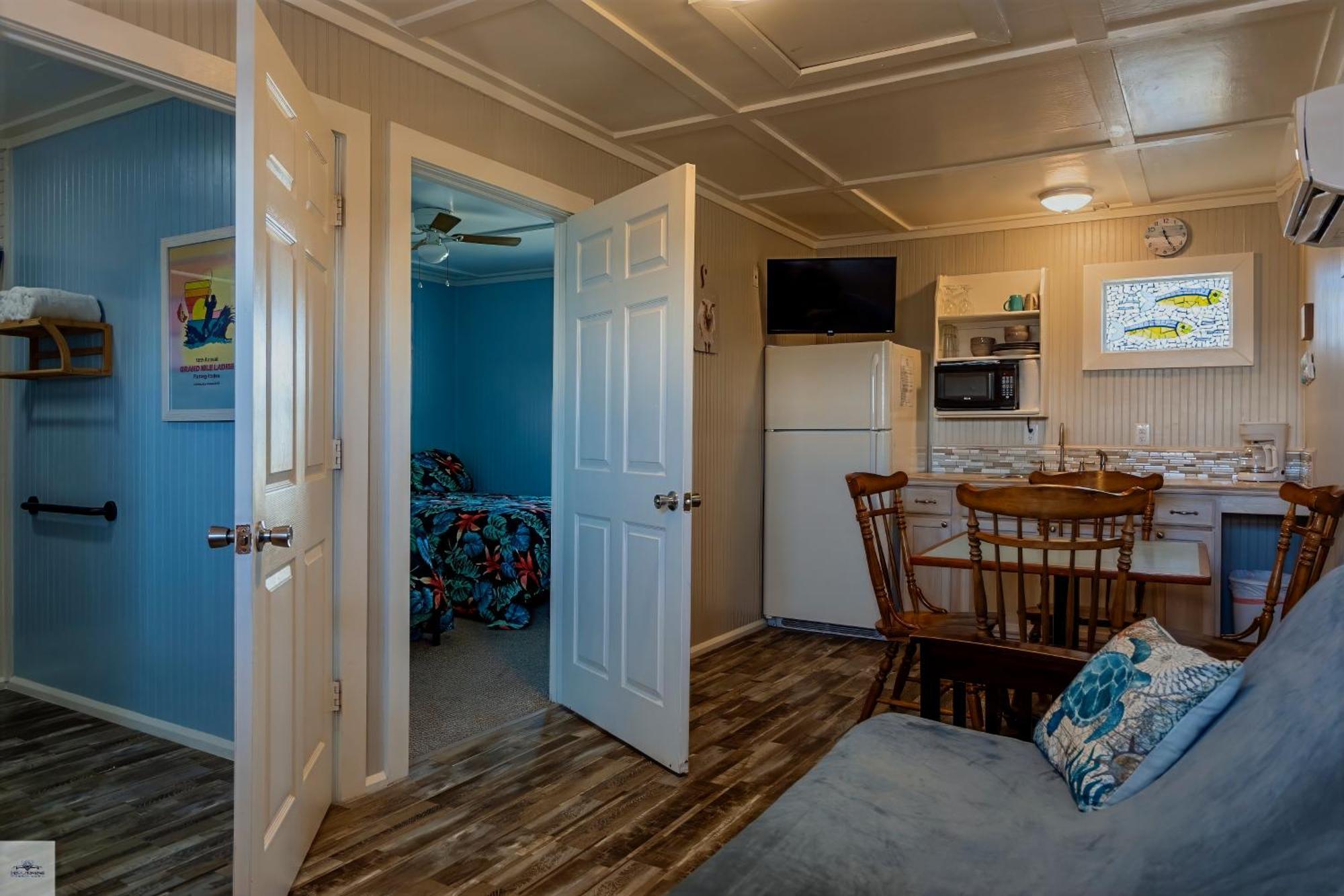 Blue Dolphin Inn And Cottages Grand Isle Exterior photo