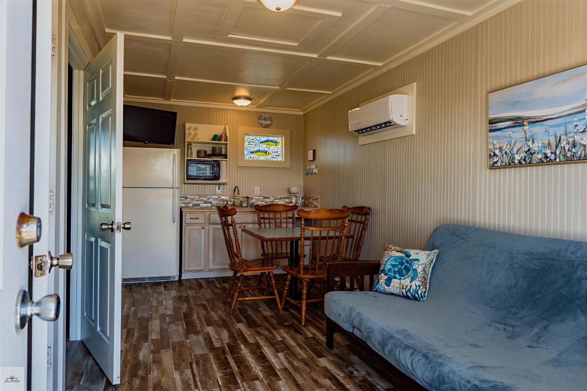 Blue Dolphin Inn And Cottages Grand Isle Exterior photo